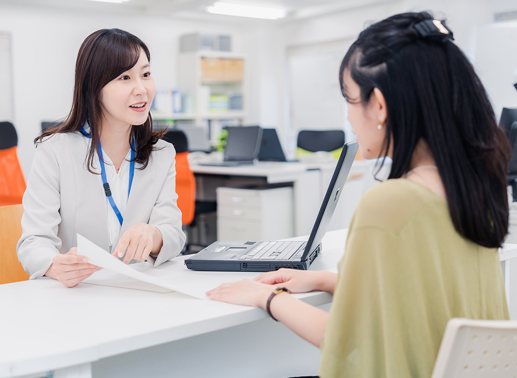 お住まいの区役所で申請手続きを行います。